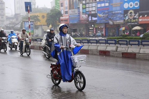 Đi xe đạp điện đúng cách dưới trời mưa Đi xe đạp điện đúng cách dưới trời mưa